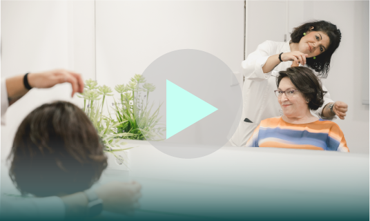 ‘‘Psicológicamente afecta bastante la caída del cabello. Recomiendo este tratamiento a cualquiera que enfrente problemas capilares. Es cómodo y no se nota nada'', cuenta Ana. Los Sistemas de Integración Capilar IMD le habían devuelto más que cabello; le habían devuelto una parte de sí mismo que creía perdida.  En 𝐈𝐌𝐃, cada tratamiento es el resultado de años de estudios y colaboración con dermatólogos de renombre. No es solo ciencia, es una dedicación a la salud y bienestar de cada persona que cruza nuestra puerta.  Hoy, Ana vive con la tranquilidad de saber que su solución fue natural y personalizada. Su historia es un recordatorio de que siempre hay una manera de recuperar no solo la apariencia, sino también la esencia de quienes somos.